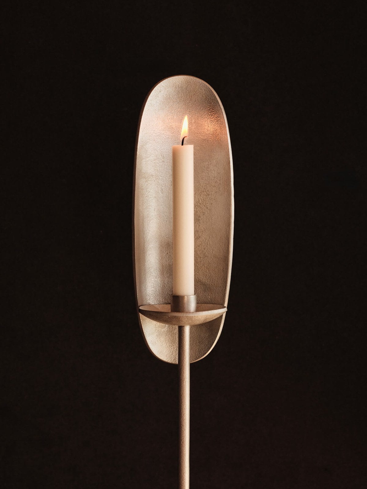 Ferm-Living-Agape-Golvljusstake-Aluminium-miljo-1