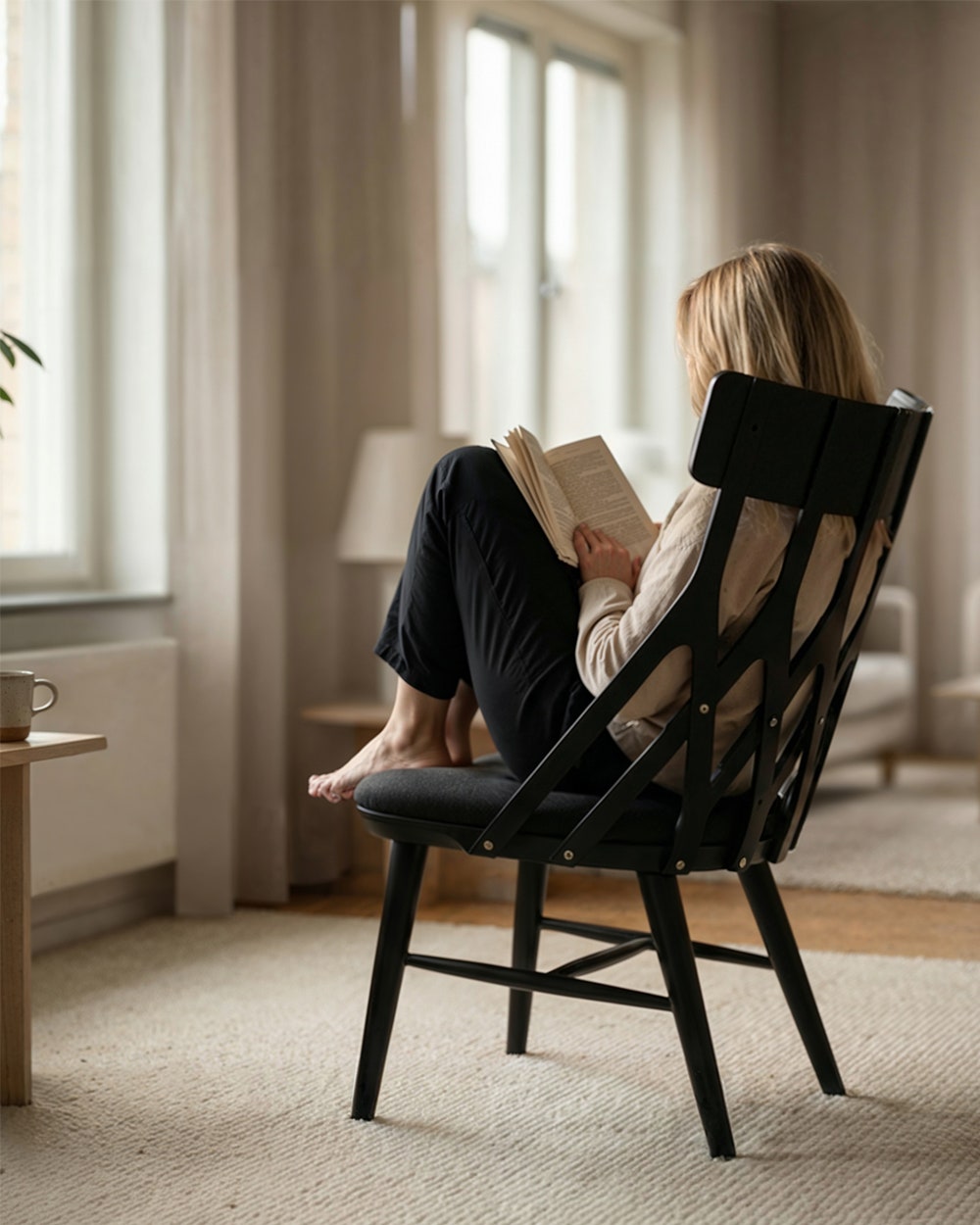 y5-loungechair-blackash-lifestyle-01-hansk.jpeg y5-loungechair-blackash-lifestyle-01-hansk