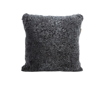 Alice-Farskinnsskudde-50x50-Svartgrafit