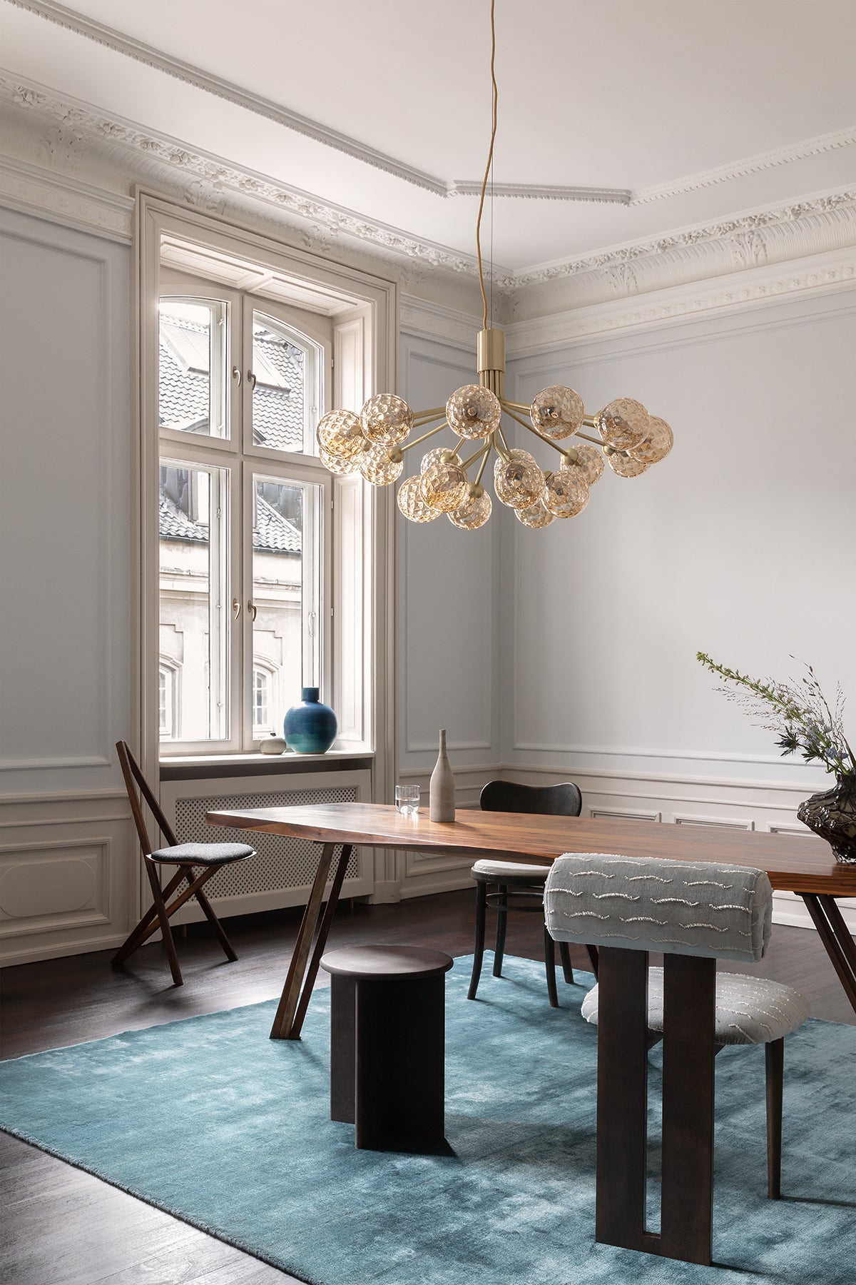 Nuura-Apiales-18-Brushed-Brass-Otic-Gold-Lifestyle-1