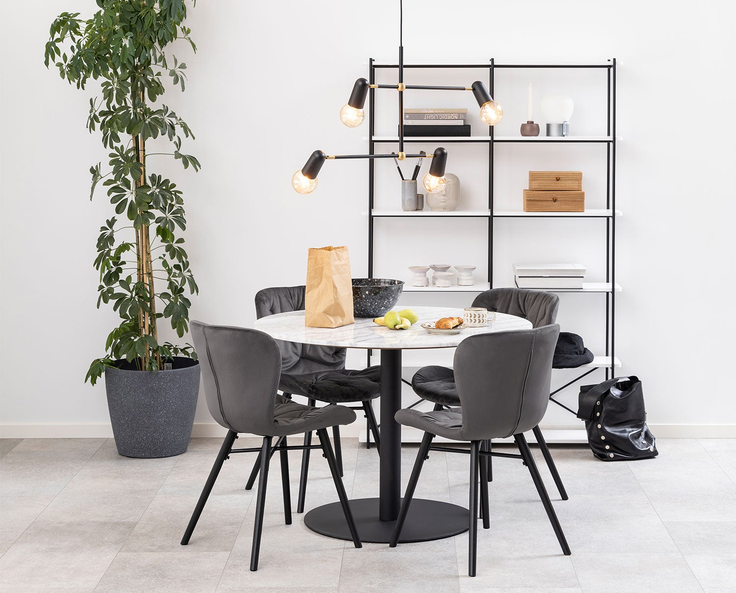 Actona-corby-matbord-svart