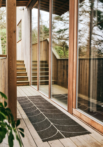 Pappelina-Leif-Gangmatta-Dark-Brown-Lifestyle