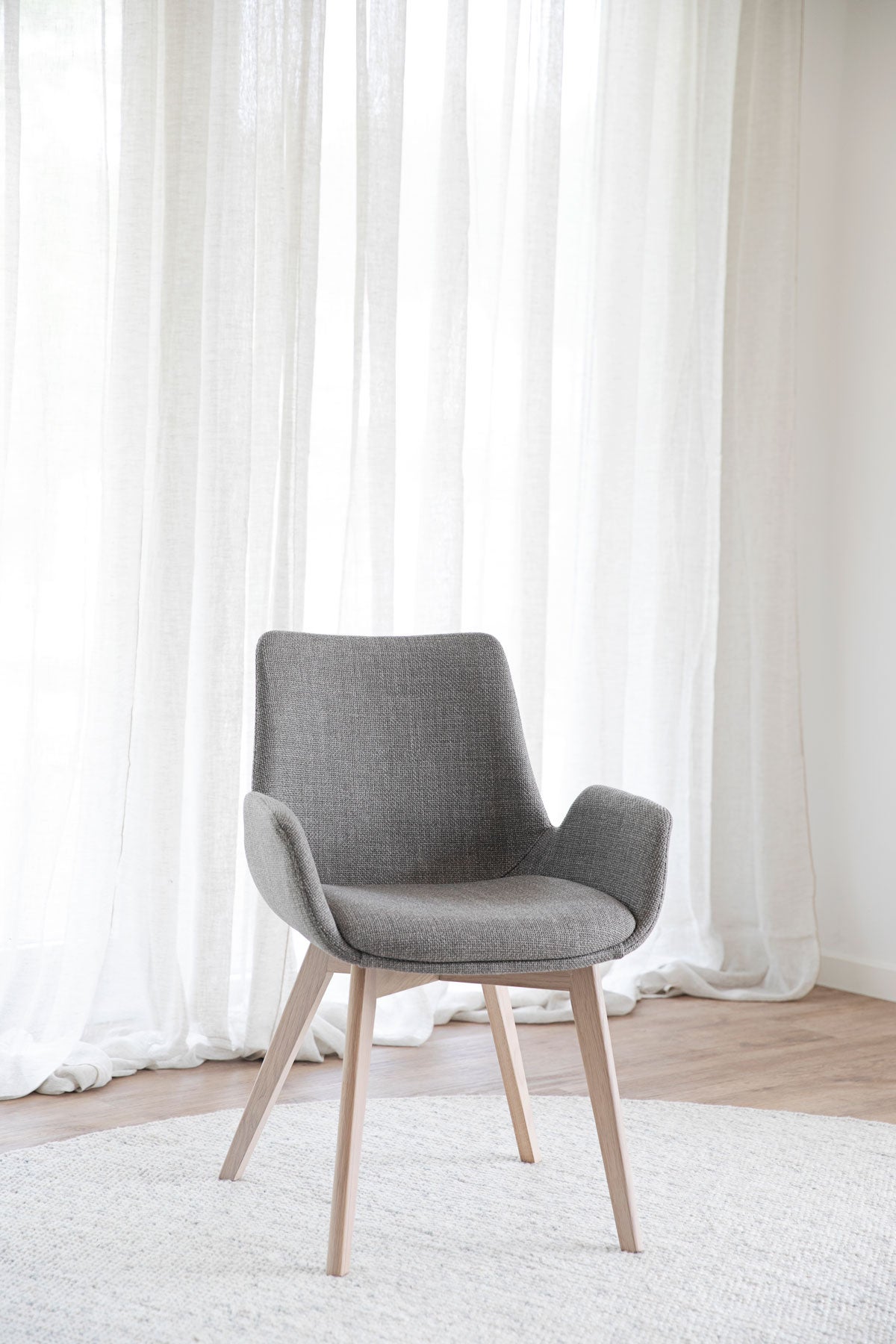 Drimsdale-Karmstol-Gra-Vitpigm-Ek-Miljo