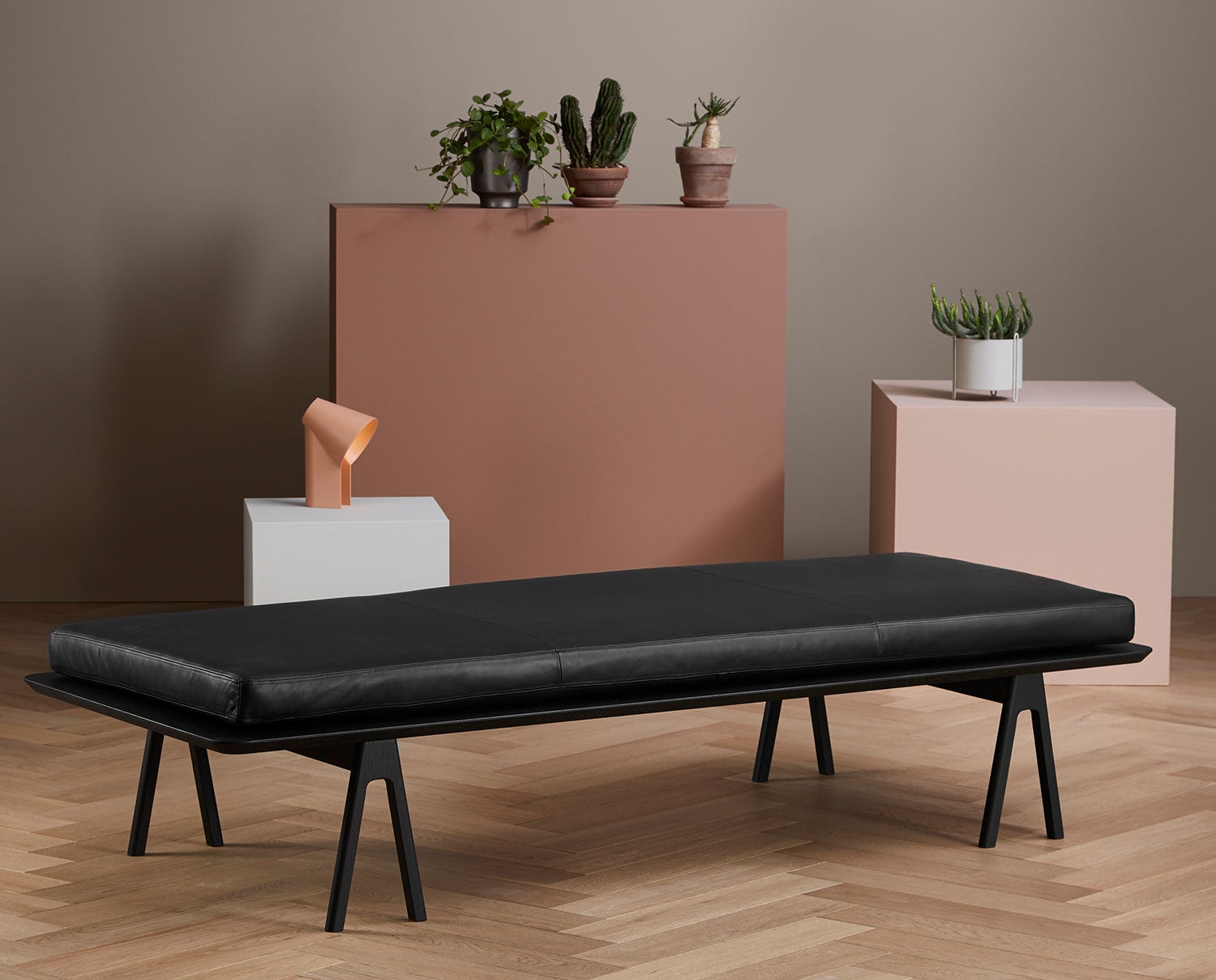 Level-daybed--black-black-leather-lifestyle