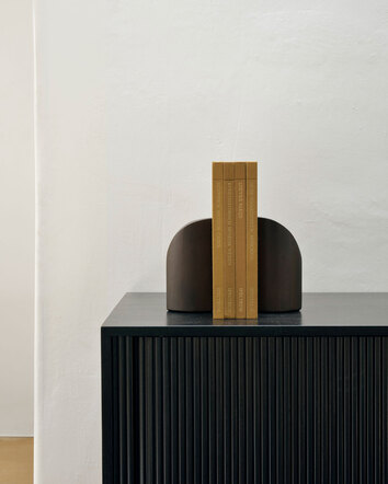 PI-Book-End-Dark-Brown-Mahogny-Lifestyle