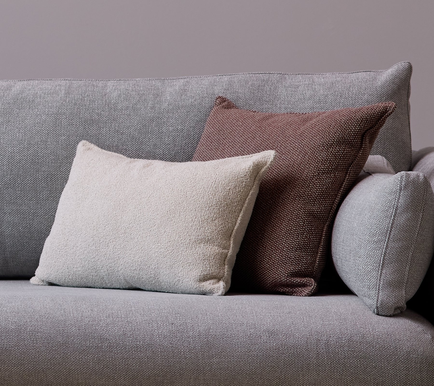 Cane-line-miljo-Whit_Scent_scatter_cushion_and_Wove_dark_bordeaux_6651_3df78f8f-f160-4e4e-a069-45957b59d6a6