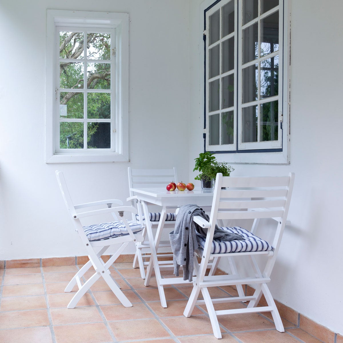 Cinas-York-Cafébord-Vitmålad-Mahogny-Miljöbild-01