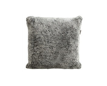 Alice-Farskinnskudde-50x50-Gragrafit