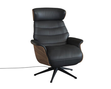 Marina Reclinerlænestol med strømkabel og finérsider polstret i læderet Savoy Platin Black med ben i sort aluminium