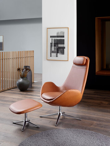 Ghost High Lænestol med fodskammel i læderet Nature Cognac med ben i poleret aluminium i lyst stue