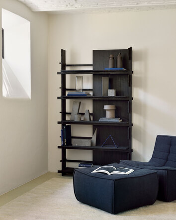 Abstract-Hylla-Svartlackad-Teak-Miljo