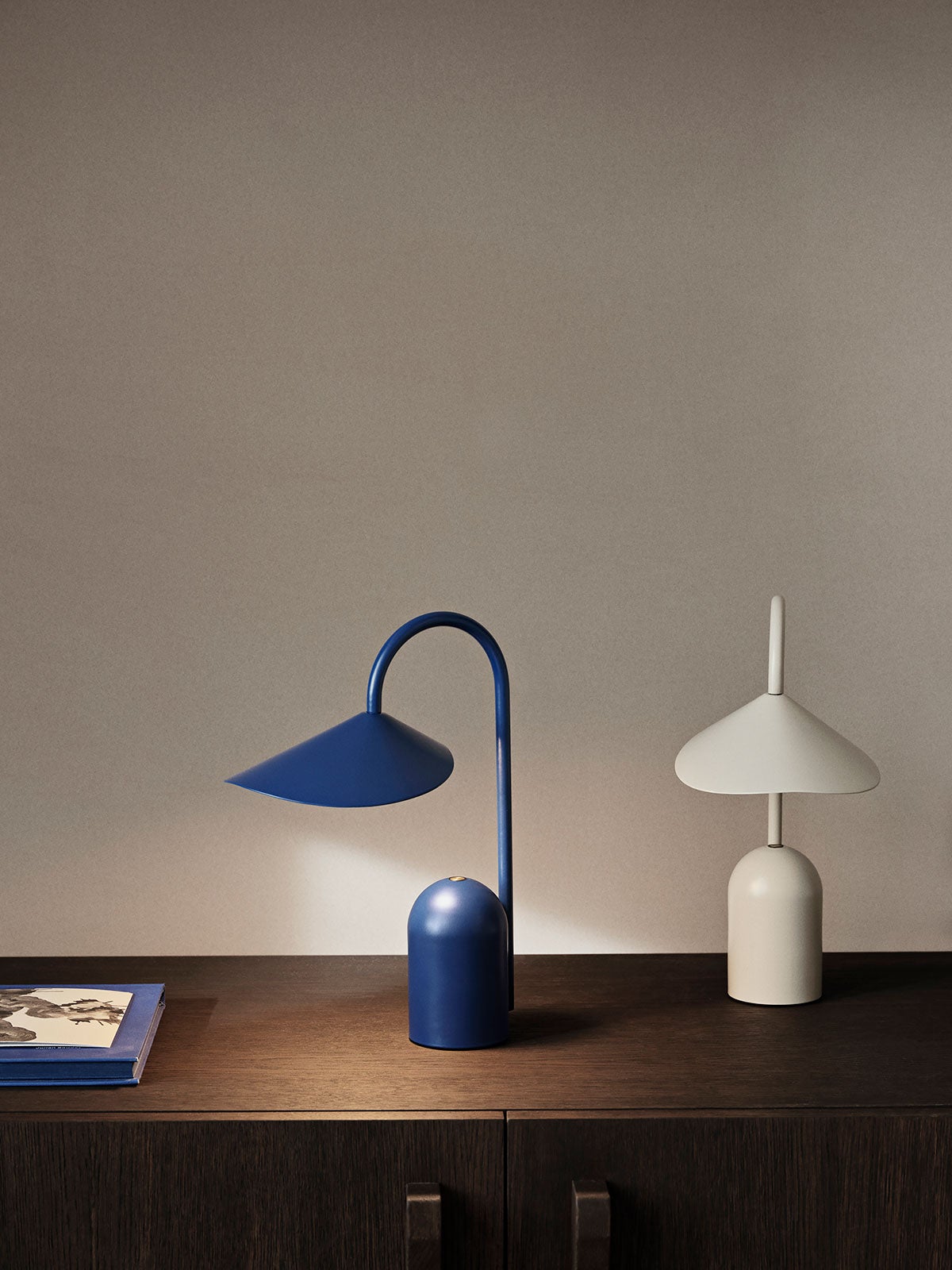 Arum-Portabel-Lampa-Bright-Blue-Cashmere-Miljo