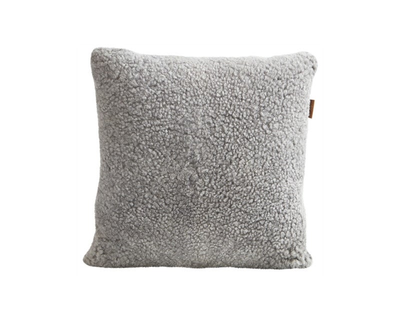 Alice-Farskinnsskudde-50x50-Granit