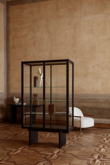 Private-vitrinskap-brunsvartek-Gubi-15