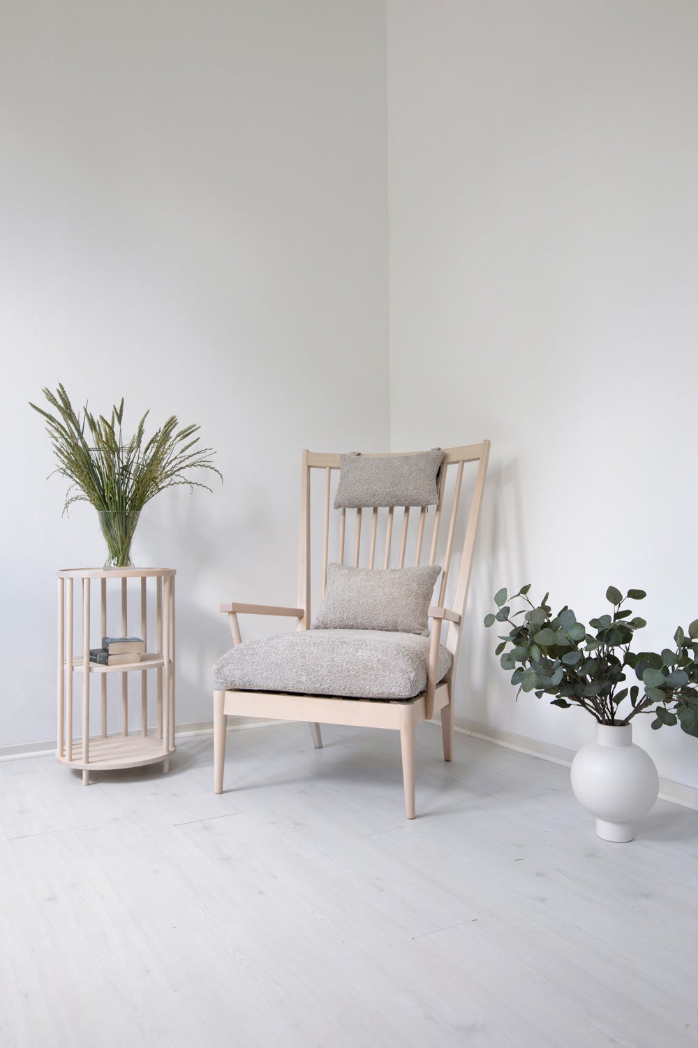 Orust lænestol i hvidolieret eg med en Abriamo pude i beige