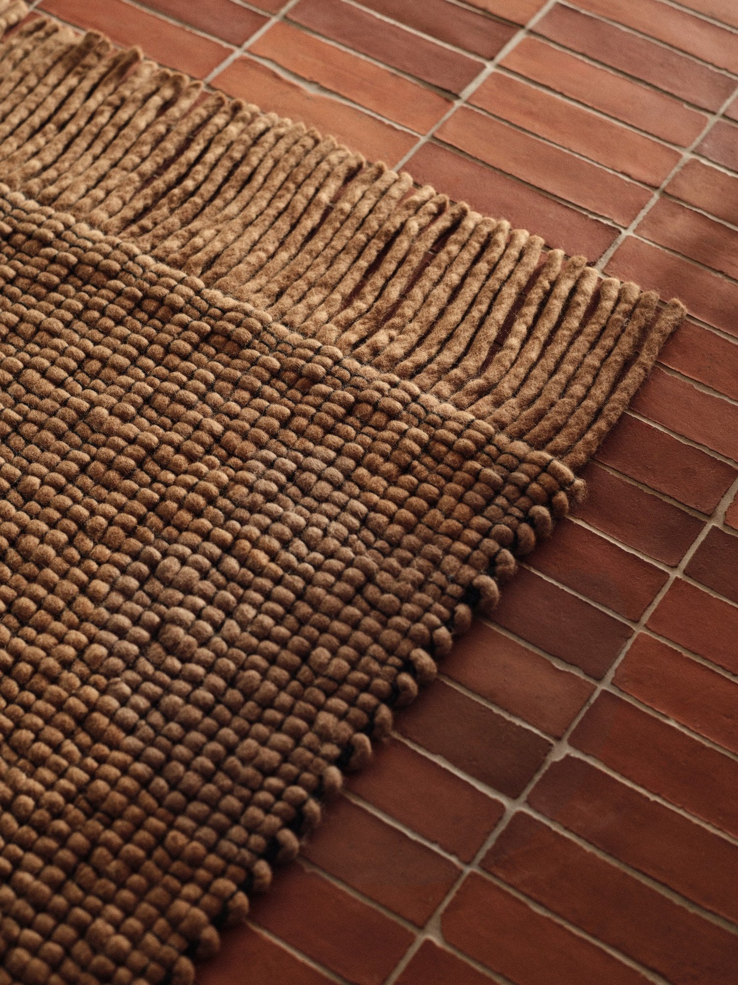 Ferm-Living-Udo-Rug-140-x-200-Tan-Black-miljo-1