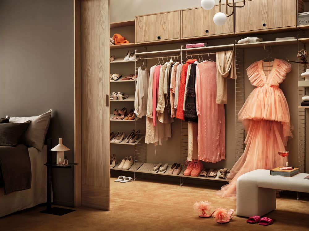 string-system-walkincloset-bedroom-wardrobe-2.jpg Inspiration: String system til walk-in closet eller garderobe i eg