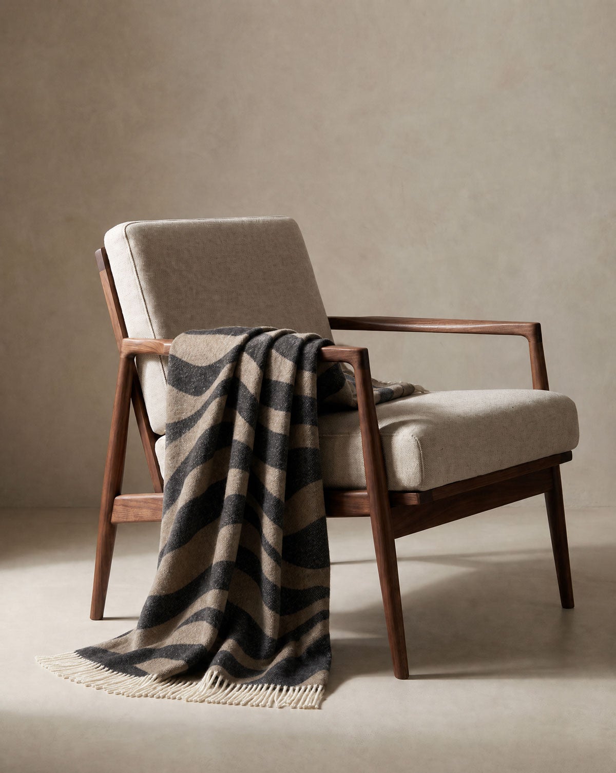 Classic-Collection-Flow-Throw-Blanket-Black-Lifestyle