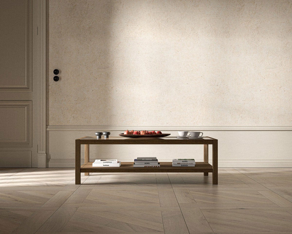 2000 Plus Sofabord i størrelsen 127×67 centimeter med lysestager, kopper, et frugtfad og en stak bøger