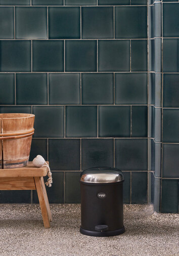 Vipp 12 Pedalspand Sort i badeværelse