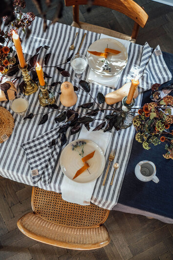 Misty-Edge-Bordsduk-Dark-Grey-Miljo_1