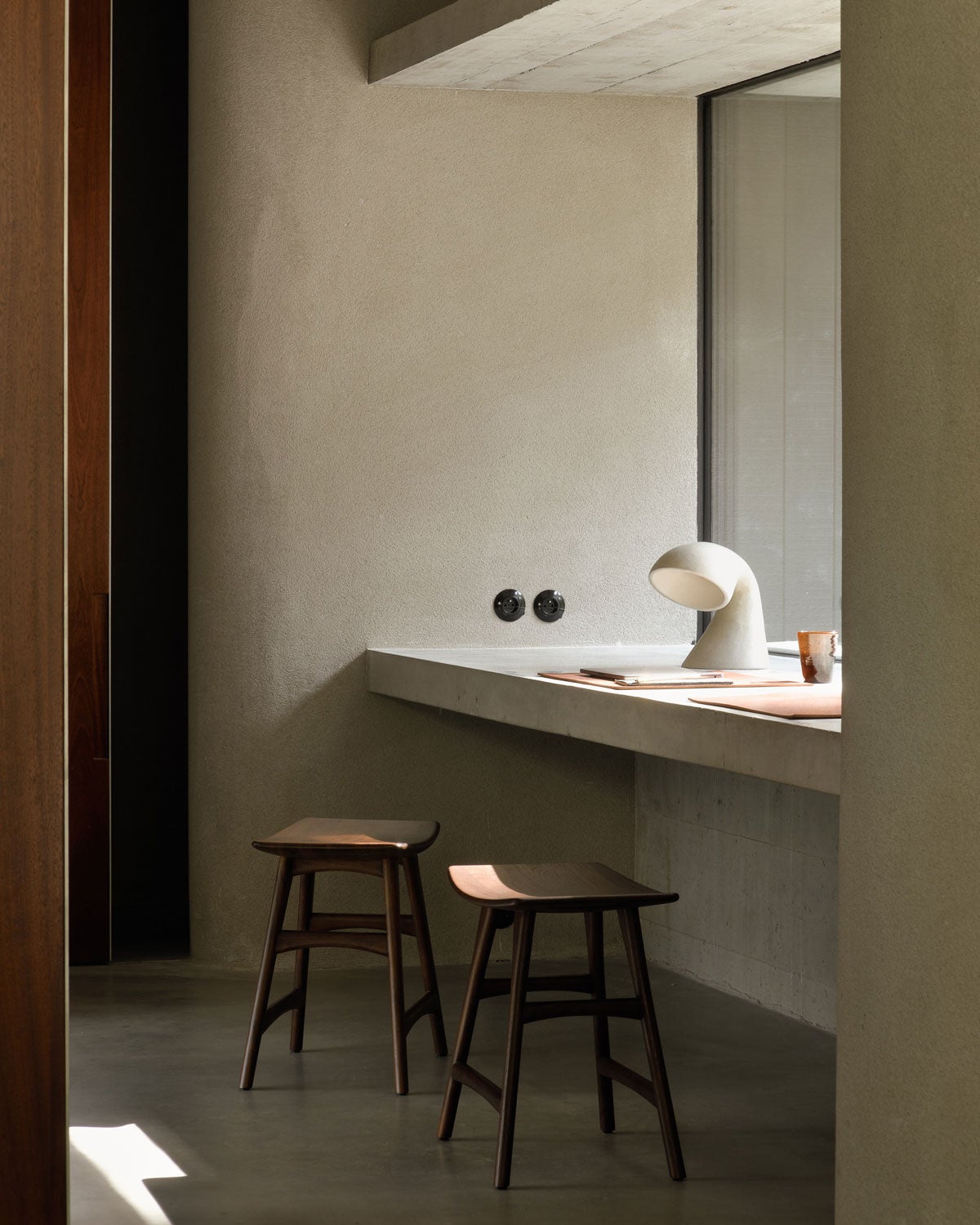 Osso-Pall-Brunlackad-Teak-Miljo