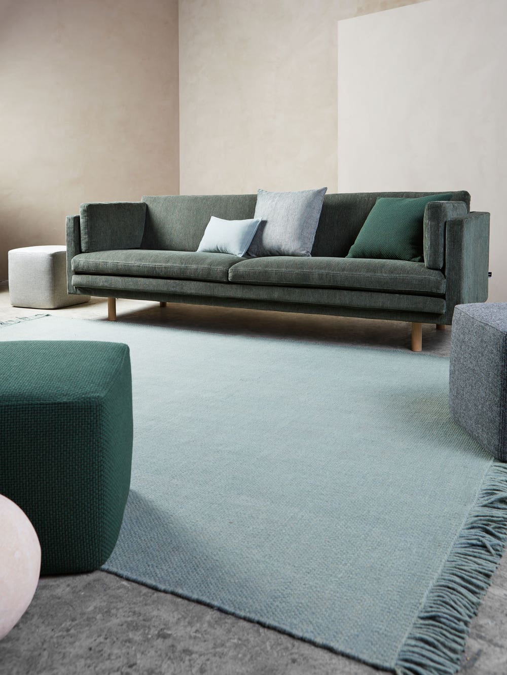 Juul-954-sofa-240x83-cm-Tobacco-09-and-899-footstools-113-carpet-ENVIR-0181.jpg Juul-954-sofa-240x83-cm-Tobacco-09-and-899-footstools-113-carpet-ENVIR-0181