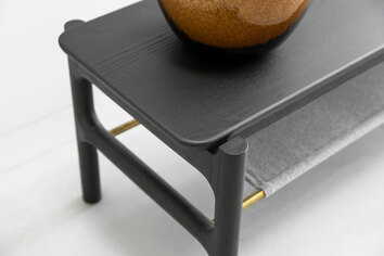 Ant-Hallbänk-Matt-Svart-Lackerad-Ask-Miljöbild_01