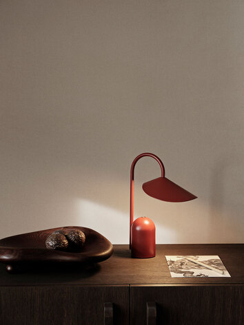 Arum-Portabel-Lampa-Oxide-Red-Miljo