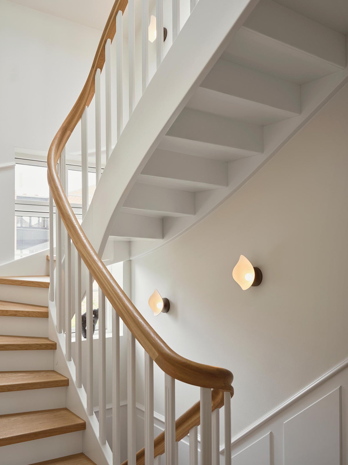 Nuura-Florii-1-Wall-Lamp-Lifestyle-1