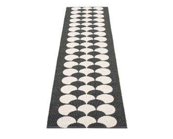 Poppy-Matta-Black-Vanilla-70x250