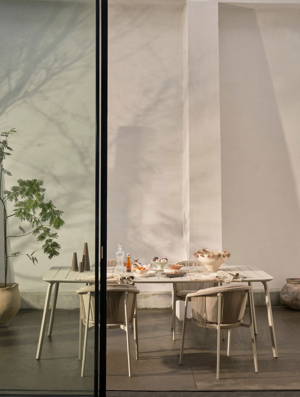 Vipp-733-Lagrasse-Dining-Table-Lifestyle