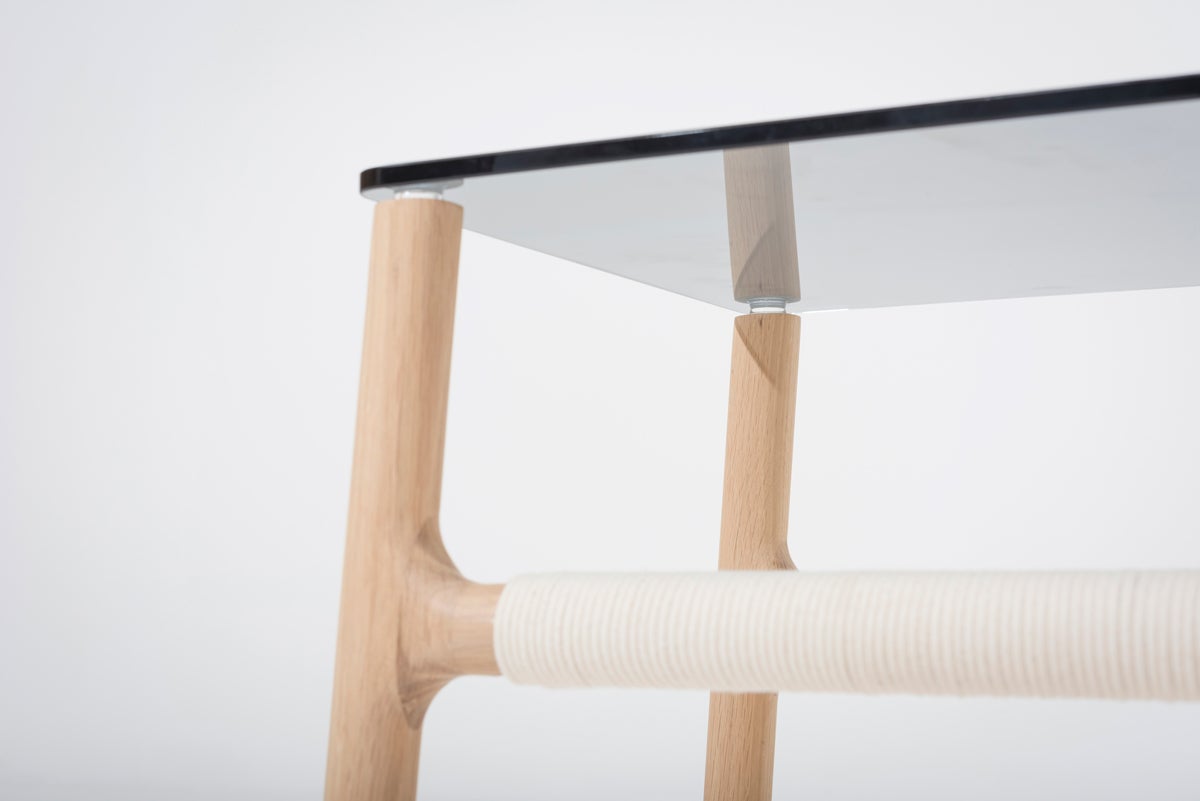 fawn-sidobord-vit-ek-1015-glasskiva-detalj