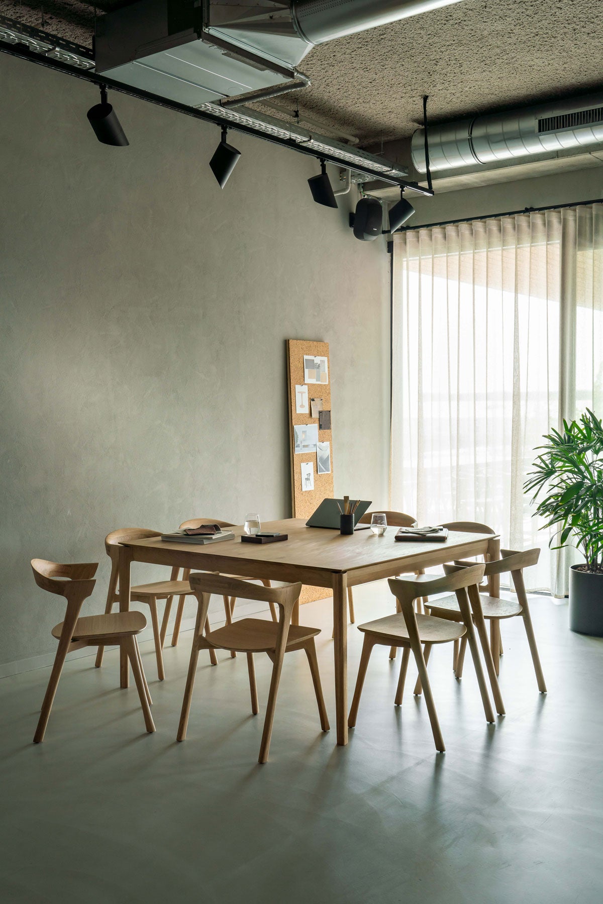 Ethnicraft-Bok-Kvadratiskt-Matbord-Ek-Miljo