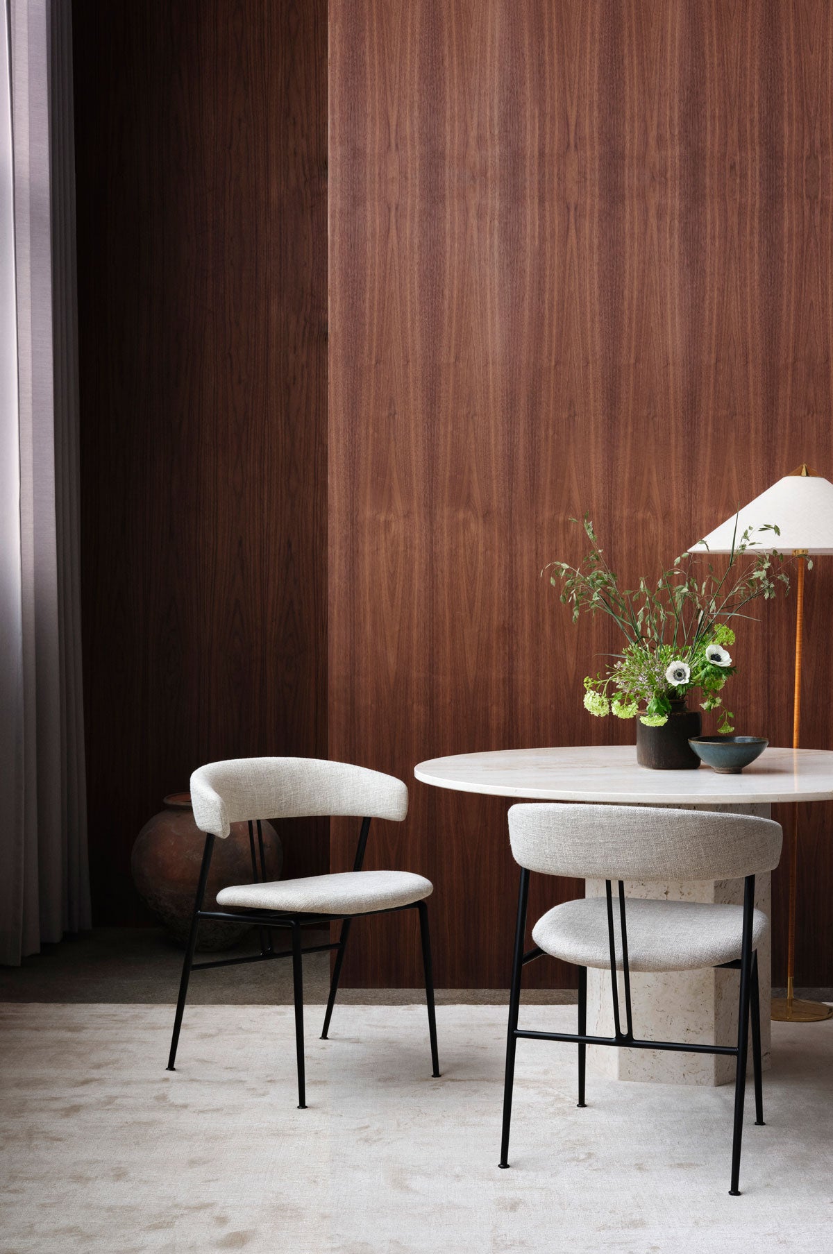 Violin-Dining-Chair-Helkladd-Miljo