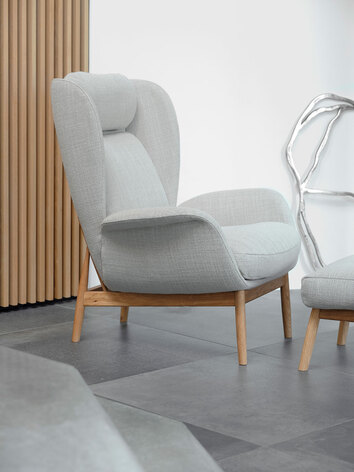 Padova Lænestol med ben i eg i lys stue