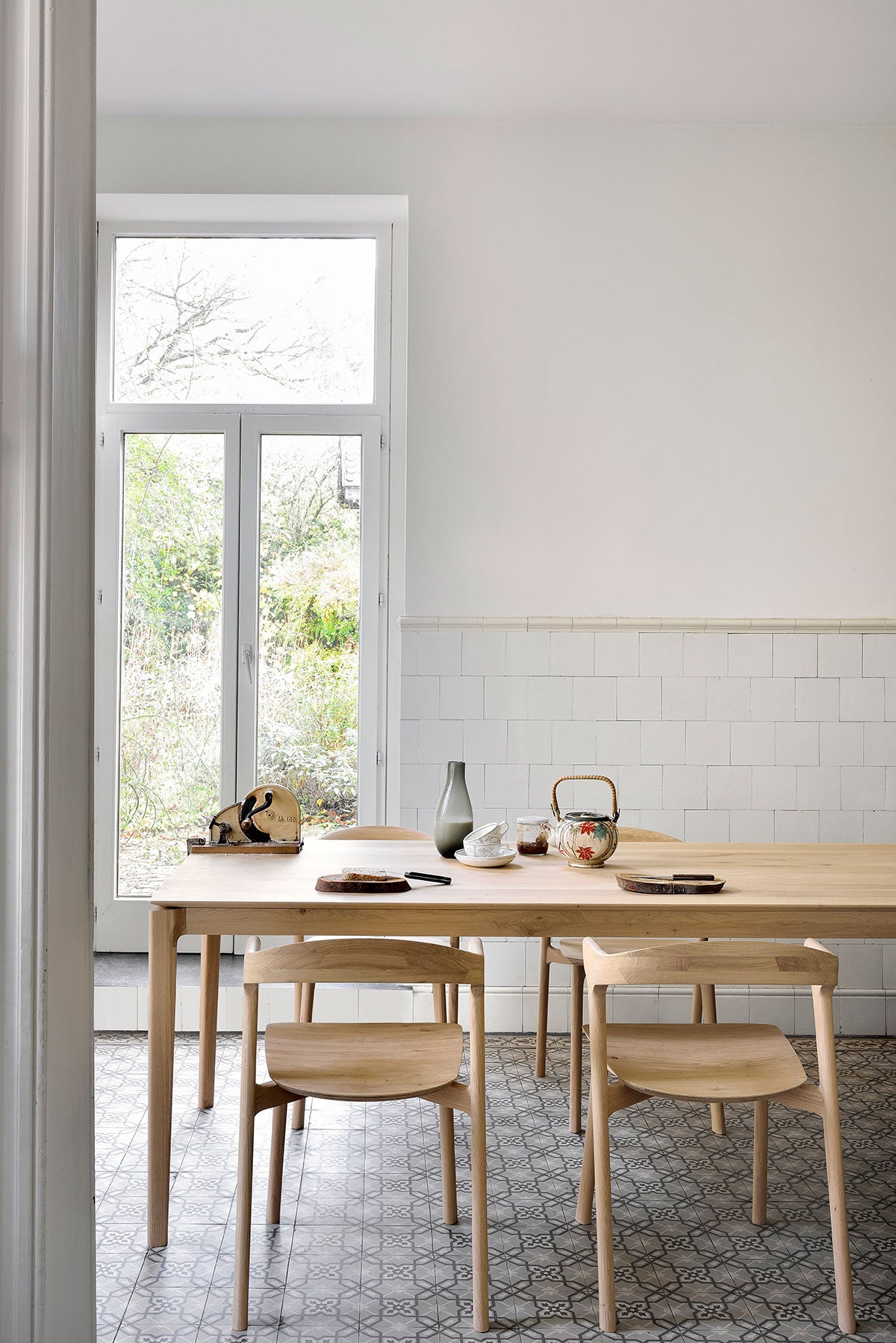 Bok Spisebord 160x80 i lakeret eg i et køkken med fire spisestole