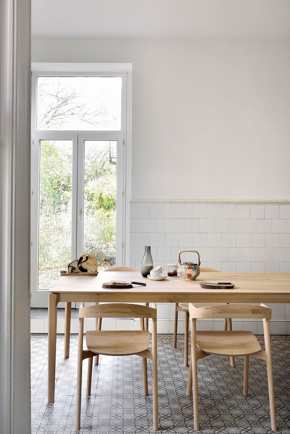 Ethnicraft-Bok-Dining-Table-Varnished-Oak-160x80-Lifestyle.jpg Bok Spisebord 160x80 i lakeret eg i et køkken med fire spisestole