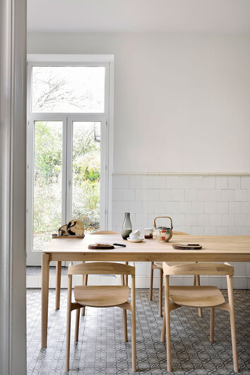 Bok Spisebord 160x80 i lakeret eg i et køkken med fire spisestole