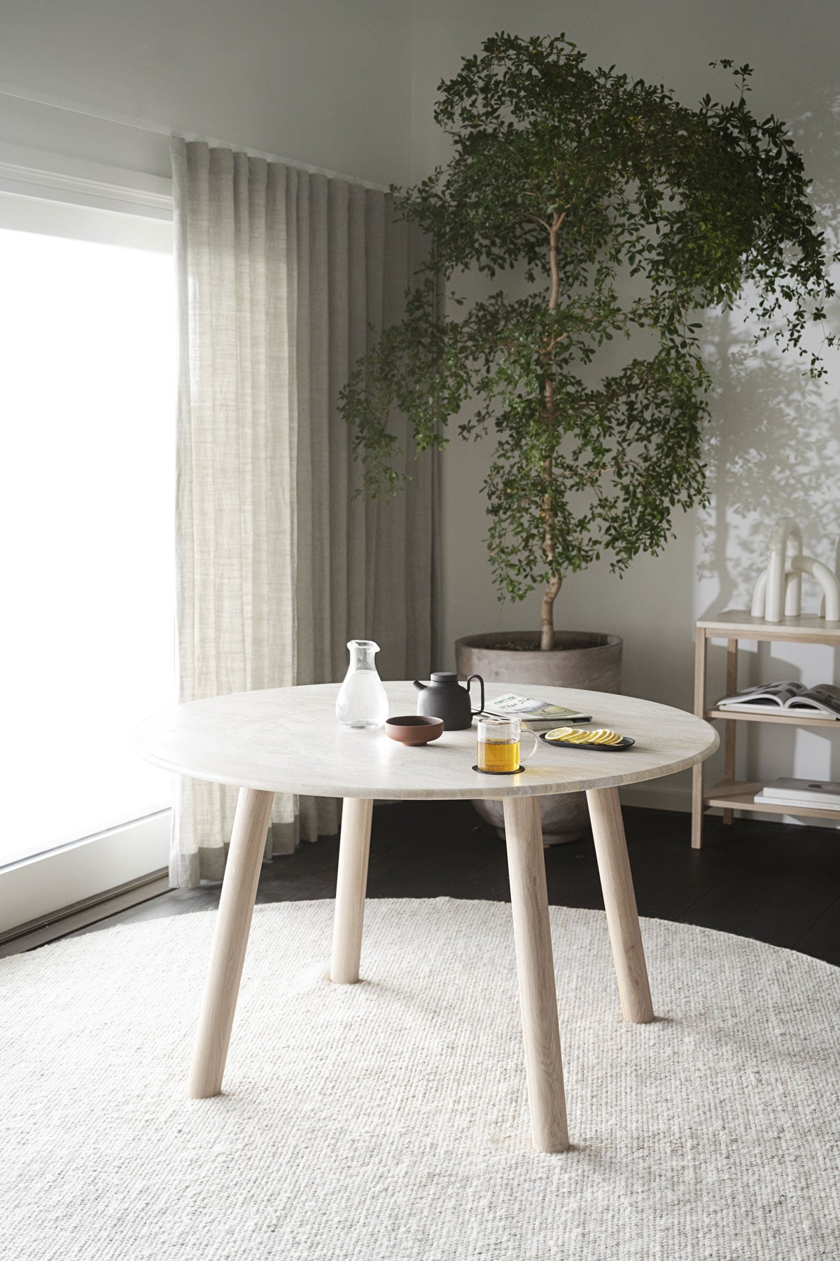 Taransay-Matbord-Travertin-Vitpigm-Ek-Miljo