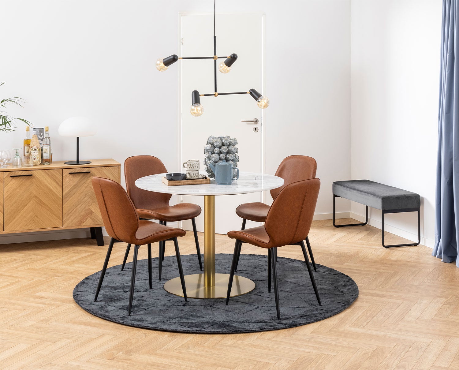 Actona-corby-matbord-massing