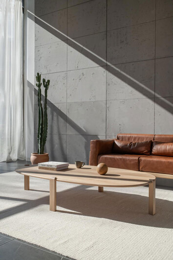 Kulin Sofabord 180x100 i hvidolieret eg foran brun lædersofa i stuen