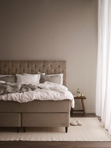 Harmonisk soveværelse med Family Lyx kontinentalseng 180x200 i Osby Gråbrun stof