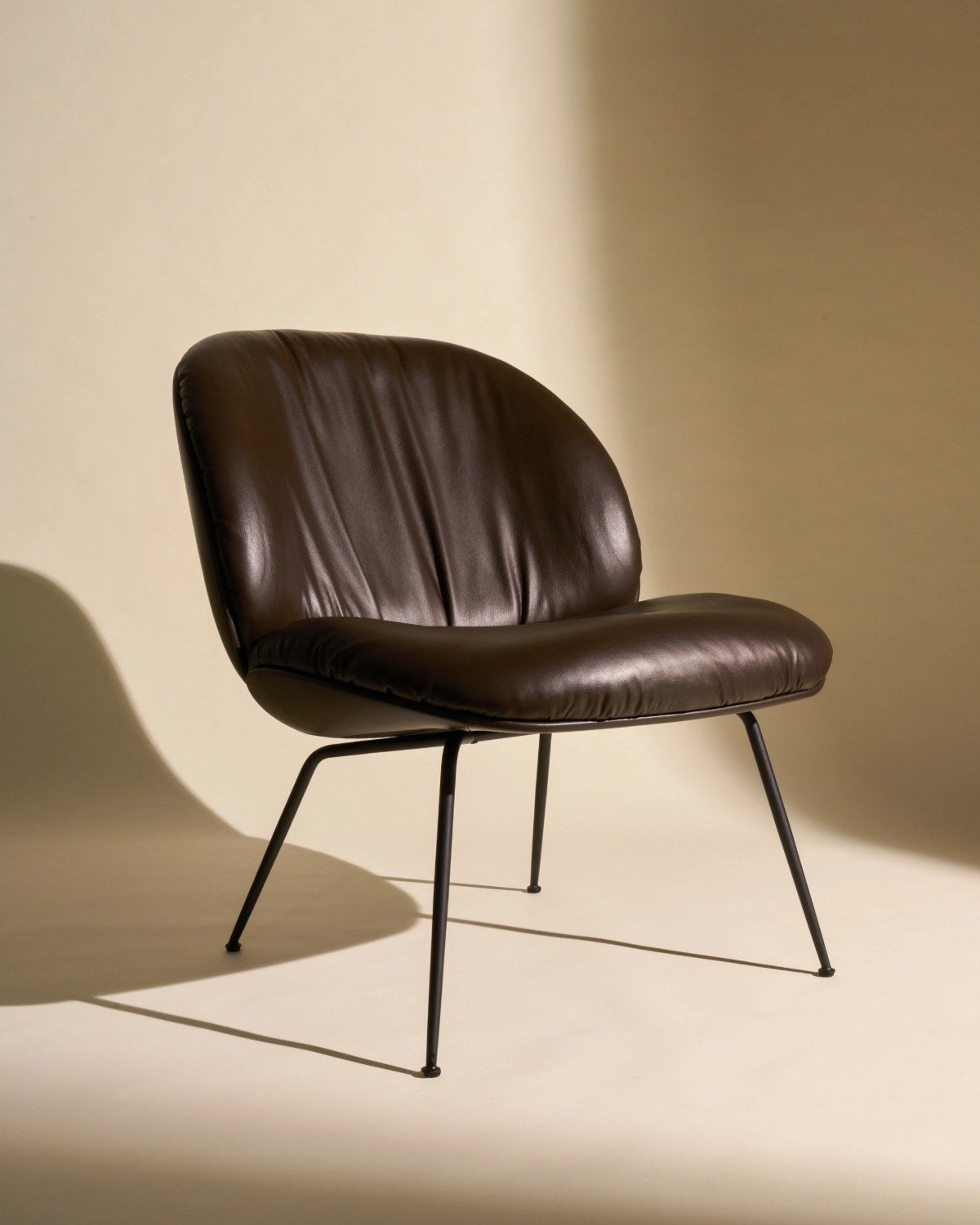 Gubi-Beetle-Lounge-Chair-miljo-542779955800601