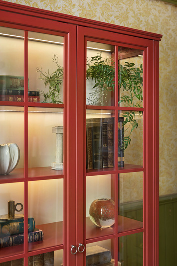 Stockholm-20-Jubileumsskap-vitrin-rod-miljo3