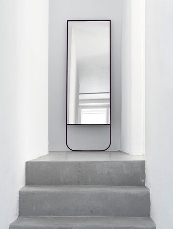 Tati spejl i farven Char Grey