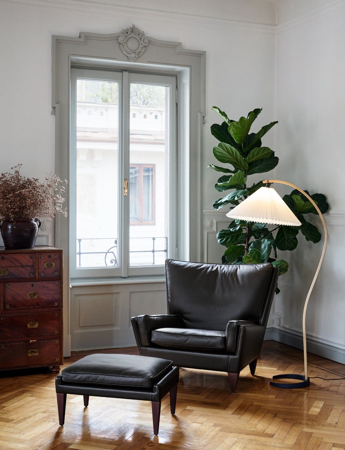 Gubi-V11-Lounge-Chair-miljo-356542717247547