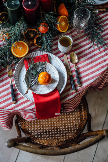 Misty-Edge-Bordsduk-Real-Red-Miljo_1