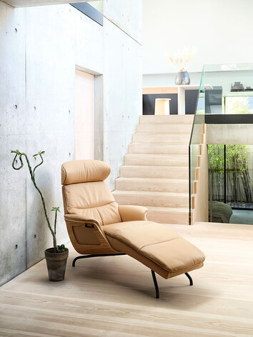 Clement Chaiselong med finérsider polstret i læder i industriel indretning