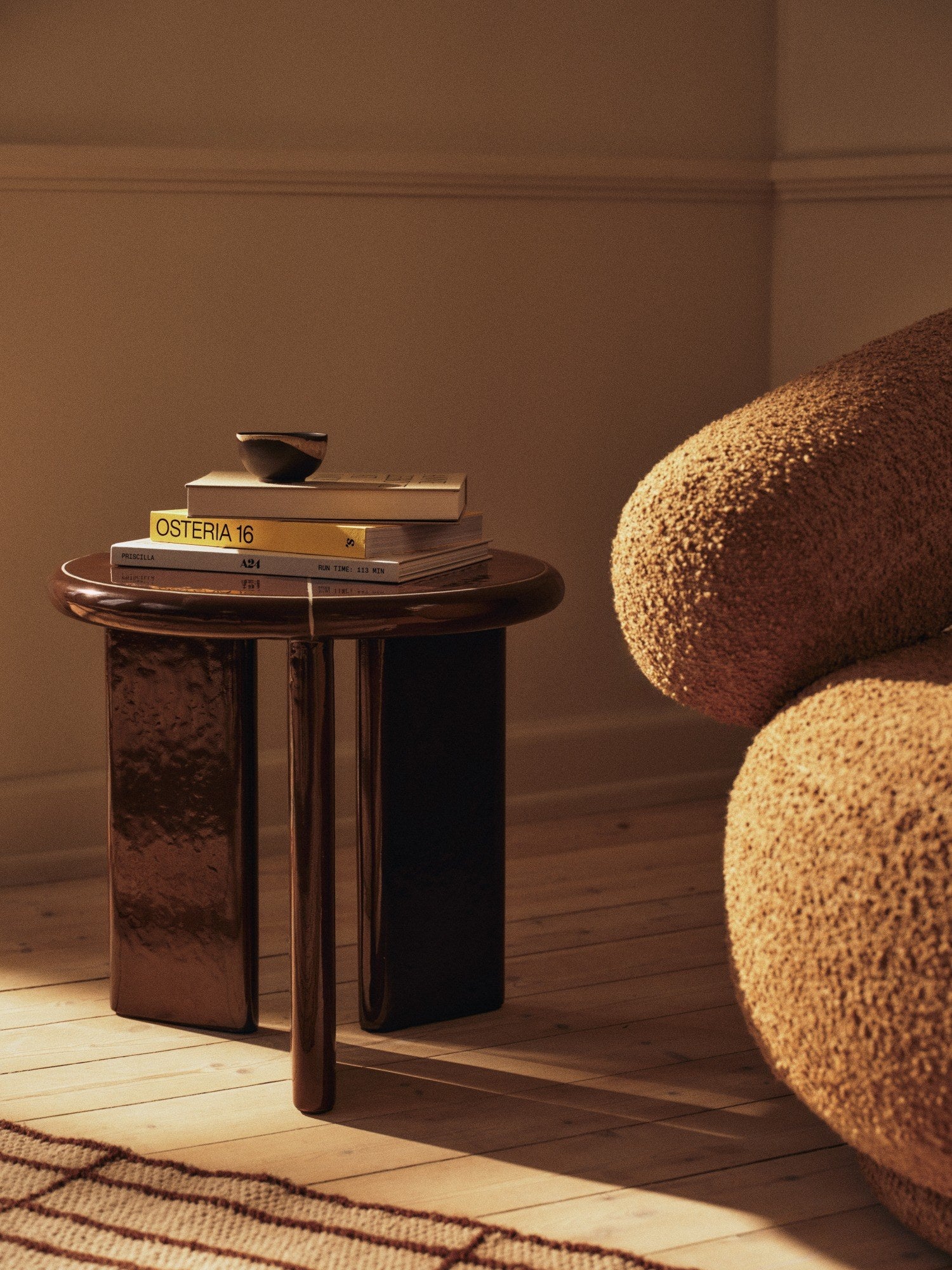 Ferm-Living-Deya-Side-Table-47-Chestnut-Brown-2723-miljo-1
